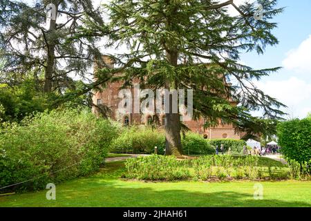 Pralormo, Italien, Mai 2022 die schöne Burg von Pralormo aus dem frühen 1200s Stockfoto