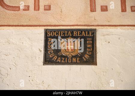 Pralormo, Italien, Mai 2022 Altes königliches Versicherungswappen. Stockfoto