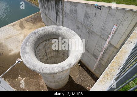 Lago della Spina in Pralormo Entwässerungsleitung für das Wasser des Sees. Stockfoto