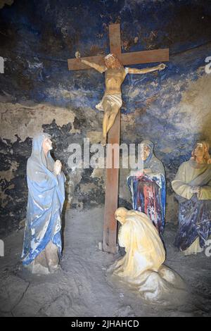 Mai 2022, Mongardino, Italien Holzstatuen, die den Kreuzweg Jesu aus dem Jahr 1700 darstellen Stockfoto