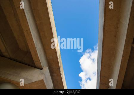 Skyward Ansicht von Bhanga Kreuzung der Autobahnbrücke in Dhaka-Bangladesh Stockfoto