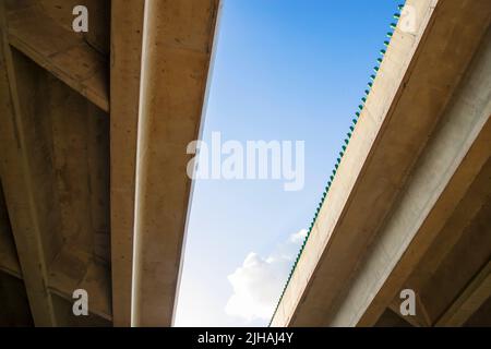 Skyward Ansicht von Bhanga Kreuzung der Autobahnbrücke in Dhaka-Bangladesh Stockfoto