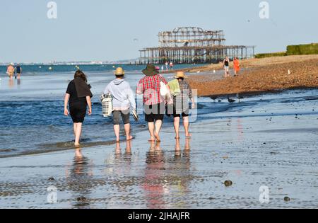 Brighton UK 17. July 2022 - Brighton Beach ist schon früh bei schönem, heißem Sonnenschein während einer extra Ebbe voll, da für die nächsten zwei Tage eine extreme rote Wetterwarnung ausgegeben wurde : Credit Simon Dack / Alamy Live News Stockfoto