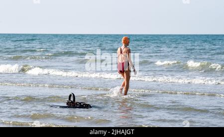 Brighton UK 17. July 2022 - ein Schwimmer am frühen Morgen genießt die Sonne und Ebbe in Brighton, da für die nächsten zwei Tage eine extreme rote Wetterwarnung ausgegeben wurde : Credit Simon Dack / Alamy Live News Stockfoto