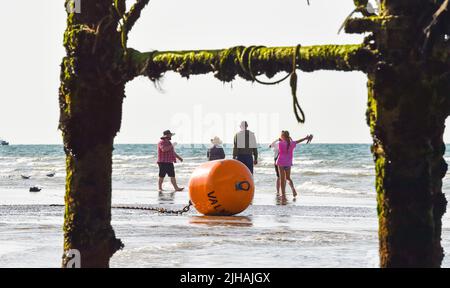 Brighton UK 17. July 2022 - Brighton Beach ist schon früh bei schönem, heißem Sonnenschein während einer extra Ebbe voll, da für die nächsten zwei Tage eine extreme rote Wetterwarnung ausgegeben wurde : Credit Simon Dack / Alamy Live News Stockfoto