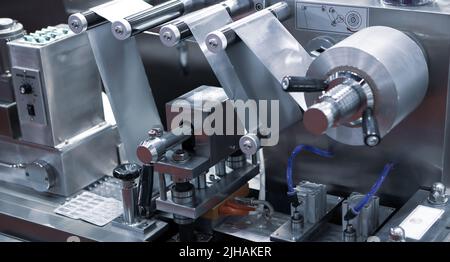 Kapsel Blister Verpackungsmaschine in der pharmazeutischen Industrie. Stockfoto