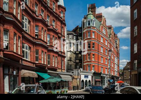 London, Großbritannien - 14. Juli 2022: Reihe von hohen, gehobenen Wohngebäuden aus rotem Backstein in Kensington, London Stockfoto