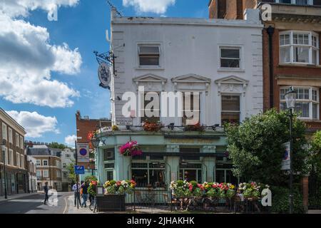 London, Großbritannien - 14. Juli 2022: Facade of Builder's Arms Pub in South Kensington, London Stockfoto