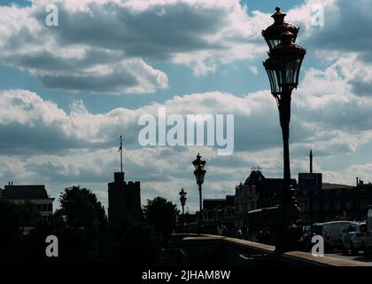 London, Großbritannien - 14. Juli 2022: Silhouette der Putney-Brücke über die Themse, die Putney im Süden mit Fulham im Norden verbindet. Stockfoto