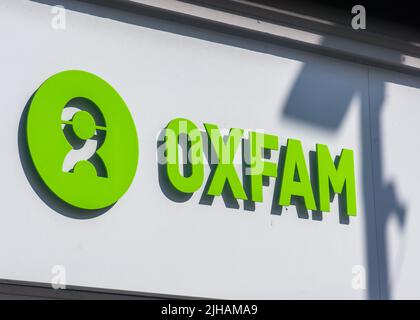 London, Großbritannien - 14. Juli 2022: Oxfam Charity Organization High Street Shop Logo und Zeichen Stockfoto