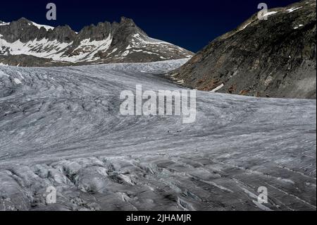 Rhonegletscher, Kanton Wallis, Schweiz: Wissenschaftler messen die Eisschrumpfung weit draußen auf dem tief zerklüfteten Eis, das aus dem Tieralplistock fließt. Stockfoto