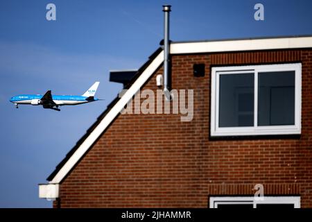 2022-07-17 09:22:38 ZWANENBURG - ein Flugzeug fliegt über einem Haus in der Nähe von Schiphol. Bewohner in der Nähe des Flughafens gehen vor Gericht. Sie fordern, dass Minister Mark Harbers (Infrastruktur und Wassermanagement) der Lärmbelästigung durch den Luftverkehr in Schiphol ein Ende setzt. ANP RAMON VAN FLYMEN niederlande Out - belgien Out Stockfoto