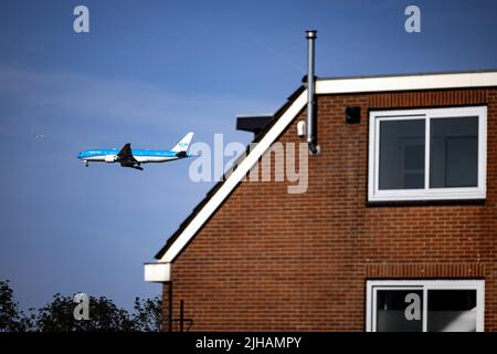 2022-07-17 09:22:38 ZWANENBURG - ein Flugzeug fliegt über einem Haus in der Nähe von Schiphol. Bewohner in der Nähe des Flughafens gehen vor Gericht. Sie fordern, dass Minister Mark Harbers (Infrastruktur und Wassermanagement) der Lärmbelästigung durch den Luftverkehr in Schiphol ein Ende setzt. ANP RAMON VAN FLYMEN niederlande Out - belgien Out Stockfoto