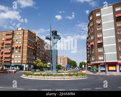 Alcalá de Henares, Spanien - 18. Juni 2022: Stilisierte Skulptur des Don Quixote von La Mancha an einer Kreuzung der Heimatstadt des Schriftstellers Cervantes Stockfoto