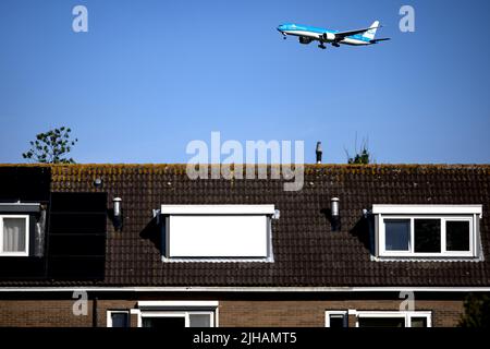 2022-07-17 09:38:40 ZWANENBURG - ein Flugzeug fliegt über einem Haus in der Nähe von Schiphol. Bewohner in der Nähe des Flughafens gehen vor Gericht. Sie fordern, dass Minister Mark Harbers (Infrastruktur und Wassermanagement) der Lärmbelästigung durch den Luftverkehr in Schiphol ein Ende setzt. ANP RAMON VAN FLYMEN niederlande Out - belgien Out Stockfoto