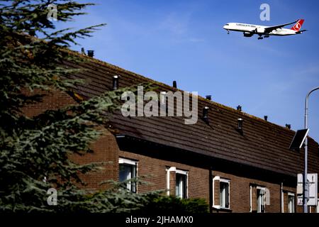 2022-07-17 09:42:30 ZWANENBURG - ein Flugzeug fliegt über einem Haus in der Nähe von Schiphol. Bewohner in der Nähe des Flughafens gehen vor Gericht. Sie fordern, dass Minister Mark Harbers (Infrastruktur und Wassermanagement) der Lärmbelästigung durch den Luftverkehr in Schiphol ein Ende setzt. ANP RAMON VAN FLYMEN niederlande Out - belgien Out Stockfoto