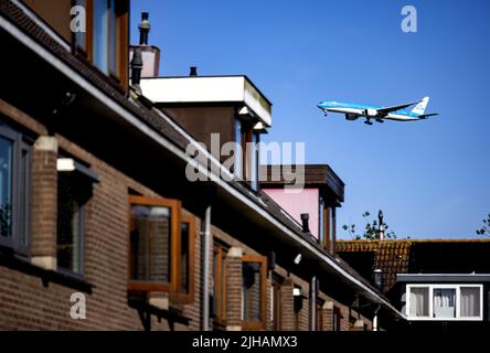 2022-07-17 09:38:43 ZWANENBURG - ein Flugzeug fliegt über einem Haus in der Nähe von Schiphol. Bewohner in der Nähe des Flughafens gehen vor Gericht. Sie fordern, dass Minister Mark Harbers (Infrastruktur und Wassermanagement) der Lärmbelästigung durch den Luftverkehr in Schiphol ein Ende setzt. ANP RAMON VAN FLYMEN niederlande Out - belgien Out Stockfoto