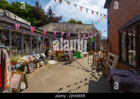 Editorial Hay-on-Wye, Großbritannien - 16. Juli 2022: BRIC-A-brac-Geschäfte in Hay-on-Wye, einer Stadt in Südwales, die für viele Geschäfte mit Second-Hand-Büchern und dem bekannt ist Stockfoto