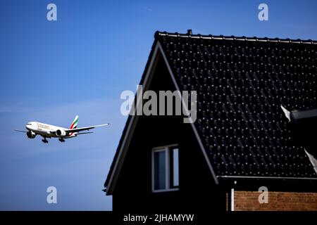 2022-07-17 10:23:16 ZWANENBURG - ein Flugzeug fliegt über einem Haus in der Nähe von Schiphol. Bewohner in der Nähe des Flughafens gehen vor Gericht. Sie fordern, dass Minister Mark Harbers (Infrastruktur und Wassermanagement) der Lärmbelästigung durch den Luftverkehr in Schiphol ein Ende setzt. ANP RAMON VAN FLYMEN niederlande Out - belgien Out Stockfoto