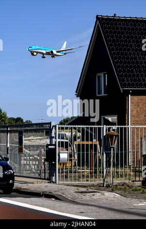 2022-07-17 10:35:28 ZWANENBURG - ein Flugzeug fliegt über einem Haus in der Nähe von Schiphol. Bewohner in der Nähe des Flughafens gehen vor Gericht. Sie fordern, dass Minister Mark Harbers (Infrastruktur und Wassermanagement) der Lärmbelästigung durch den Luftverkehr in Schiphol ein Ende setzt. ANP RAMON VAN FLYMEN niederlande Out - belgien Out Stockfoto