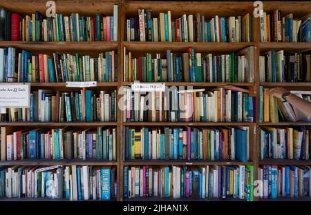 Editorial Hay-on-Wye, Großbritannien - 16. Juli 2022: Bücherregale mit billigen Gebrauchtbüchern auf dem Gelände von Hay Castle in der Stadt Hay-on-Wye in Südwales Stockfoto