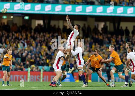 SYDNEY, AUSTRALIEN - 16. JULI: Courtney Lawes bereitet sich darauf vor, den Ball während des dritten Spiels der Internationalen Test-Match-Serie zwischen den australischen Wallabies und England beim SCG am 16. Juli 2022 in Sydney, Australien zu fangen Quelle: IOIO IMAGES/Alamy Live News Stockfoto