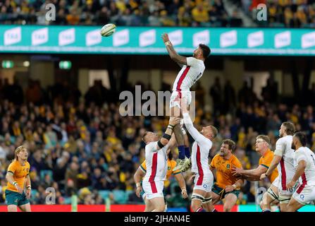 SYDNEY, AUSTRALIEN - 16. JULI: Courtney Lawes bereitet sich darauf vor, den Ball während des dritten Spiels der Internationalen Test-Match-Serie zwischen den australischen Wallabies und England beim SCG am 16. Juli 2022 in Sydney, Australien zu fangen Quelle: IOIO IMAGES/Alamy Live News Stockfoto