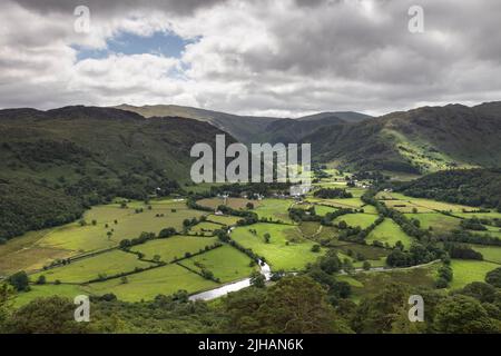 Der Blick über Rosthwaite und Stonethwaite von Castle Crag in Richtung Ullscal und High Raise, Borrowdale, Lake District, Cumbria, Großbritannien Stockfoto