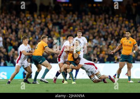 SYDNEY, AUSTRALIEN - 16. JULI: NIC White of the Wallabies wird während des dritten Spiels der Internationalen Testspielserie zwischen den australischen Wallabies und England am 16. Juli 2022 im SCG in Sydney, Australien, angegangen.Quelle: IOIO IMAGES/Alamy Live News Stockfoto