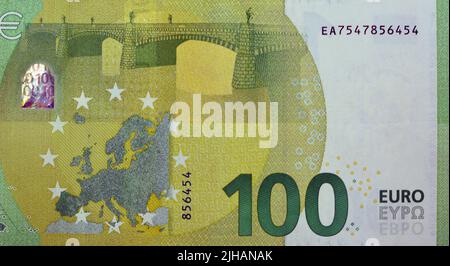 Großes Fragment der Rückseite der €100-Euro-Banknote, der Währung der Europäischen Union mit Europakarte und Sternen im Design, sel Stockfoto