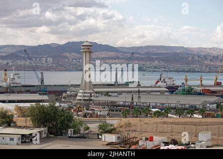 Aqaba, Jordanien - März 14, 2014: Blick auf die Fracht Hafen von Aqaba. Die Lage des Hafen zwischen Afrika und dem Nahen und Mittleren Osten Stockfoto