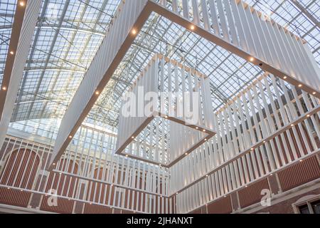 Innenarchitektur einer großen Halle mit Glasdach und großer Lampe Stockfoto