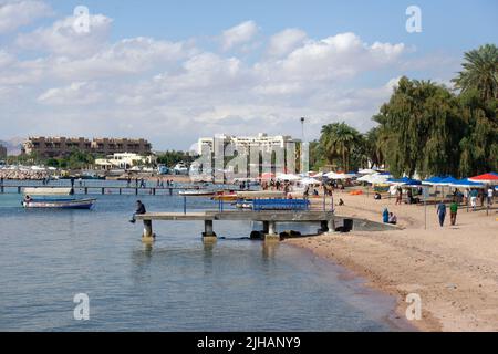 Aqaba, Jordanien - März 14, 2014: Boote am Strand von Aqaba im Frühling. Glasbodenboote erlauben Touristen Korallen und Fische zu sehen Stockfoto