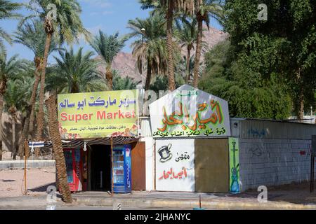 Aqaba, Jordanien - 14. März 2014: Kleiner Supermarkt in der Nähe des Hafens. Aqaba ist eine Duty-Free-Einkaufszone Stockfoto