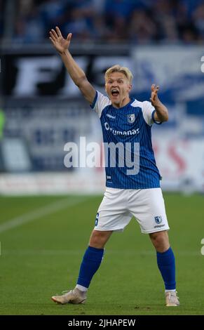 Magdeburg, Deutschland. 16.. Juli 2022. Fußball: 2. Bundesliga, 1. FC Magdeburg - Fortuna Düsseldorf, Matchday 1 in der MDCC Arena. Magdeburgs Andreas Müller reagiert auf dem Platz. Kredit: Hendrik Schmidt/dpa - WICHTIGER HINWEIS: Gemäß den Anforderungen der DFL Deutsche Fußball Liga und des DFB Deutscher Fußball-Bund ist es untersagt, im Stadion und/oder vom Spiel aufgenommene Fotos in Form von Sequenzbildern und/oder videoähnlichen Fotoserien zu verwenden oder zu verwenden./dpa/Alamy Live News Stockfoto