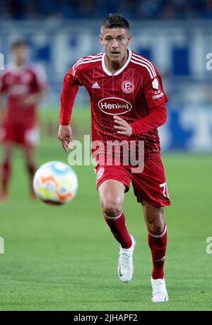 Magdeburg, Deutschland. 16.. Juli 2022. Fußball: 2. Bundesliga, 1. FC Magdeburg - Fortuna Düsseldorf, Matchday 1 in der MDCC Arena. Kristoffer Peterson in Düsseldorf in Aktion. Kredit: Hendrik Schmidt/dpa - WICHTIGER HINWEIS: Gemäß den Anforderungen der DFL Deutsche Fußball Liga und des DFB Deutscher Fußball-Bund ist es untersagt, im Stadion und/oder vom Spiel aufgenommene Fotos in Form von Sequenzbildern und/oder videoähnlichen Fotoserien zu verwenden oder zu verwenden./dpa/Alamy Live News Stockfoto