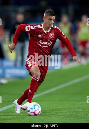 Magdeburg, Deutschland. 16.. Juli 2022. Fußball: 2. Bundesliga, 1. FC Magdeburg - Fortuna Düsseldorf, Matchday 1 in der MDCC Arena. Kristoffer Peterson in Düsseldorf in Aktion. Kredit: Hendrik Schmidt/dpa - WICHTIGER HINWEIS: Gemäß den Anforderungen der DFL Deutsche Fußball Liga und des DFB Deutscher Fußball-Bund ist es untersagt, im Stadion und/oder vom Spiel aufgenommene Fotos in Form von Sequenzbildern und/oder videoähnlichen Fotoserien zu verwenden oder zu verwenden./dpa/Alamy Live News Stockfoto