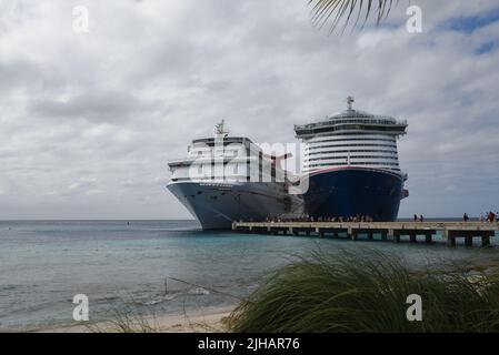 Zahlreiche Touristen verlassen zwei Kreuzfahrtschiffe am Morgen (Grand Turk, Turks und Caicos). Stockfoto