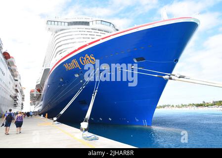 Zahlreiche Touristen verlassen zwei Kreuzfahrtschiffe am Morgen (Grand Turk, Turks und Caicos). Stockfoto