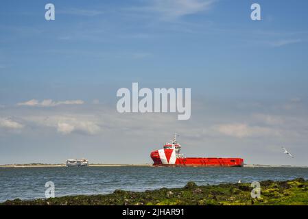 Den Helder, Niederlande. Juli 2022. Lieferant durch die Marsdiep auf dem Weg zu einer Bohrplattform mit Vorräten. Hochwertige Fotos Stockfoto