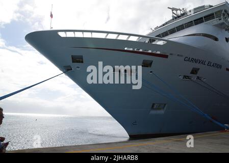 Zahlreiche Touristen verlassen zwei Kreuzfahrtschiffe am Morgen (Grand Turk, Turks und Caicos). Stockfoto