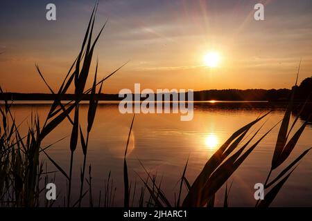 Ein Blick auf einen wunderschönen Sonnenuntergang über dem See Stockfoto