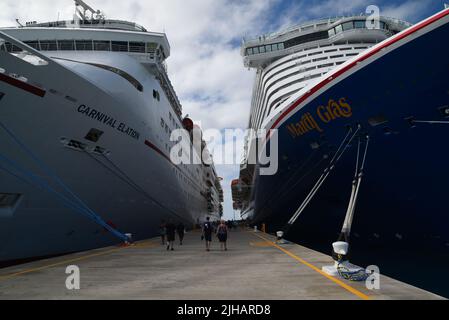 Zahlreiche Touristen verlassen zwei Kreuzfahrtschiffe am Morgen (Grand Turk, Turks und Caicos). Stockfoto