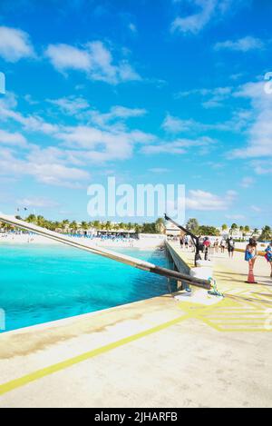 Zahlreiche Touristen verlassen zwei Kreuzfahrtschiffe am Morgen (Grand Turk, Turks und Caicos). Stockfoto