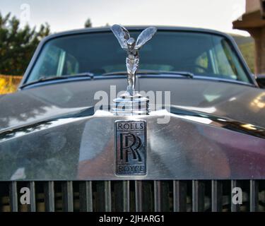 Blick auf die exklusive Luxuslimousine Rolls Royce Silver Shadow 1975, die in der Stadt geparkt ist. Vorderseite mit 'Spirit of Ecstasy'-Ornamentskulptur auf der Motorhaube. Stockfoto