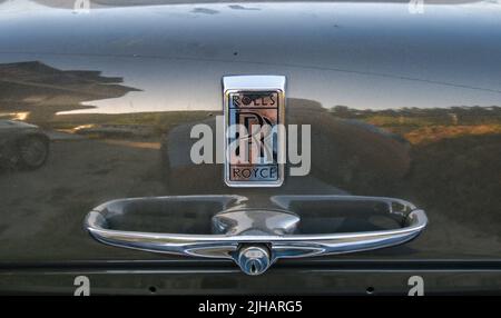 Blick auf die exklusive Luxuslimousine Rolls Royce Silver Shadow 1975, die in der Stadt geparkt ist. Rückschild. Stockfoto