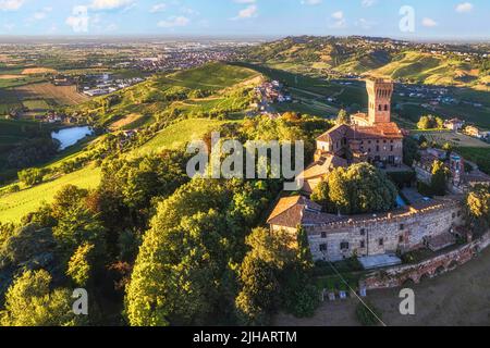 Luftaufnahme des Schlosses Cigognola mit seinem Weinberg im Hintergrund, Oltrepo Pavese, Pavia, Lombardei, Italien Stockfoto