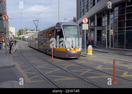 Eine Dubliner LUAS-Straßenbahn in Smithfield, Dublin, Juli 2022 Stockfoto