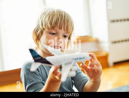 Kind Spielzeug Junge Spaß Kind Kindheit spielen Spielzeug Flugzeug Reise Urlaub Flugzeug Urlaub fliegen Flug Sommer Reise Reise glücklich Stockfoto