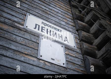 15.. Juni 2022, Russland, Tomsk, eine Tafel mit Notiz in der russischen LENIN-ALLEE auf alten hölzernen Wand Editorial Stockfoto